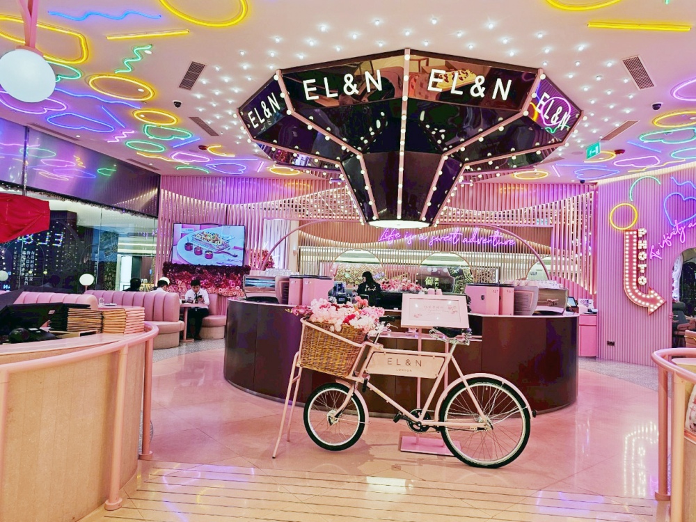 2025 澳門必吃打卡美食推薦｜超浮誇倫敦網美咖啡廳EL&N London Macau，夢幻粉紅色花牆、超可愛霓虹燈好拍到不行