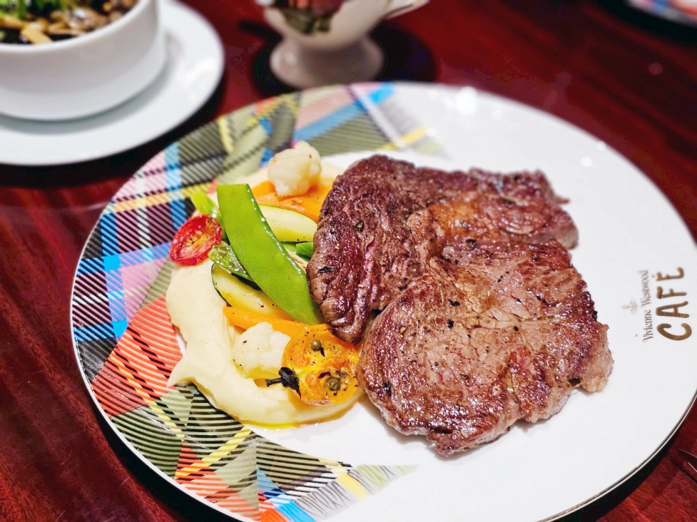2025 澳門旅遊美食餐廳推薦，到「Vivienne Westwood Cafe」來場英倫下午茶！必點西太后土星鬆餅、LOGO經典蘇格蘭紋主題咖啡