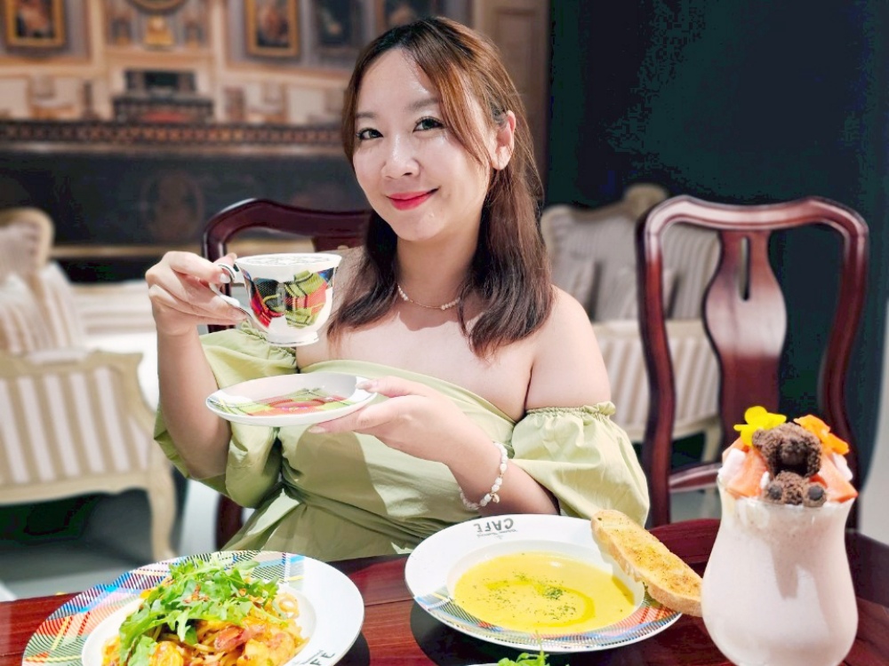 2025 澳門旅遊美食餐廳推薦，到「Vivienne Westwood Cafe」來場英倫下午茶！必點西太后土星鬆餅、LOGO經典蘇格蘭紋主題咖啡