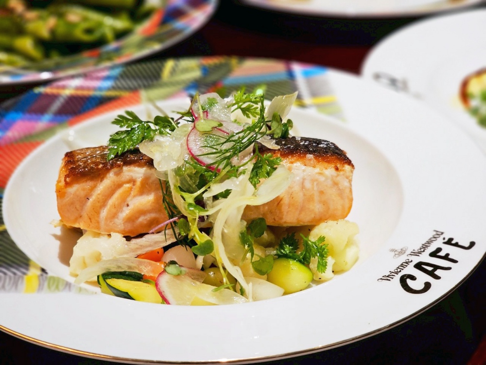 2025 澳門旅遊美食餐廳推薦，到「Vivienne Westwood Cafe」來場英倫下午茶！必點西太后土星鬆餅、LOGO經典蘇格蘭紋主題咖啡