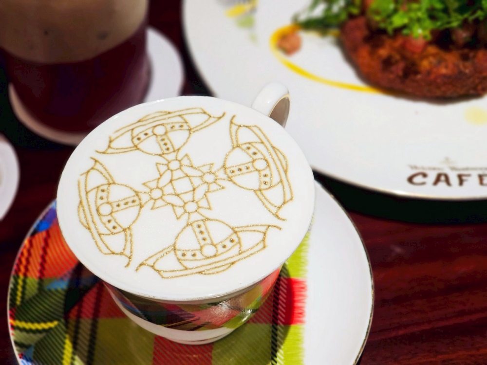 2025 澳門旅遊美食餐廳推薦，到「Vivienne Westwood Cafe」來場英倫下午茶！必點西太后土星鬆餅、LOGO經典蘇格蘭紋主題咖啡