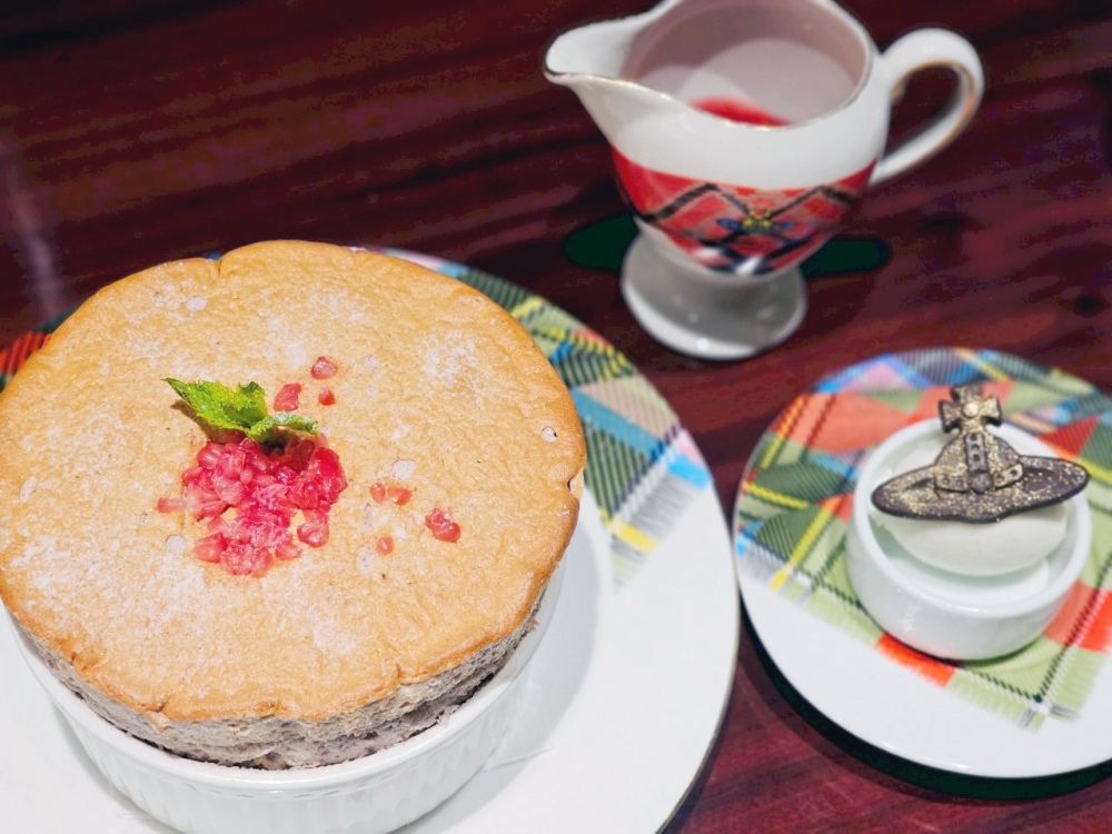 2025 澳門旅遊美食餐廳推薦，到「Vivienne Westwood Cafe」來場英倫下午茶！必點西太后土星鬆餅、LOGO經典蘇格蘭紋主題咖啡