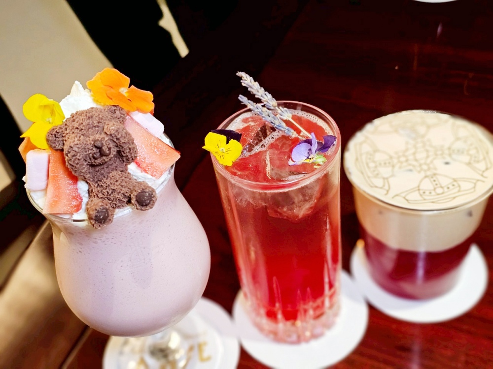 2025 澳門旅遊美食餐廳推薦，到「Vivienne Westwood Cafe」來場英倫下午茶！必點西太后土星鬆餅、LOGO經典蘇格蘭紋主題咖啡
