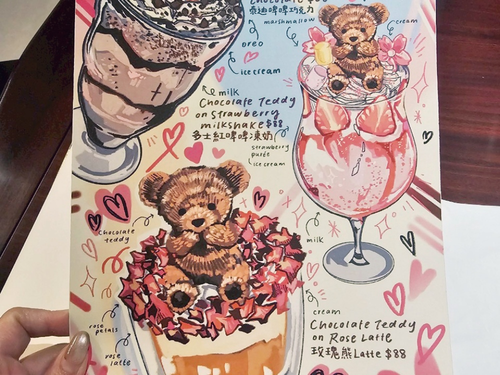 2025 澳門旅遊美食餐廳推薦，到「Vivienne Westwood Cafe」來場英倫下午茶！必點西太后土星鬆餅、LOGO經典蘇格蘭紋主題咖啡