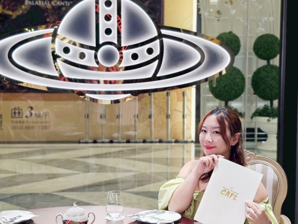 2025 澳門旅遊美食餐廳推薦，到「Vivienne Westwood Cafe」來場英倫下午茶！必點西太后土星鬆餅、LOGO經典蘇格蘭紋主題咖啡