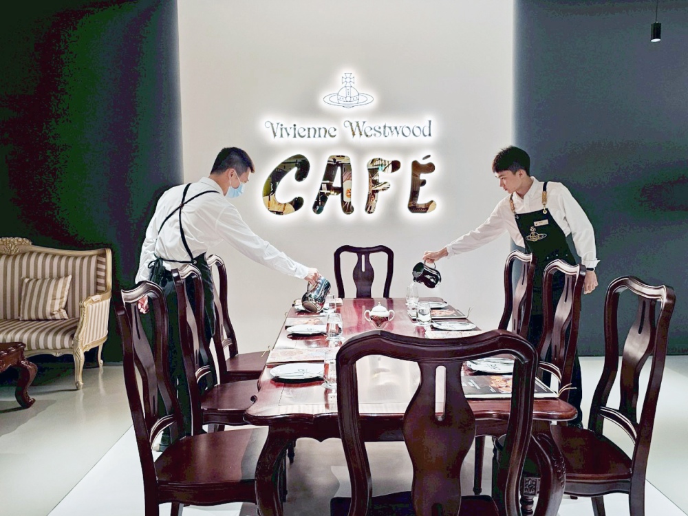 2025 澳門旅遊美食餐廳推薦，到「Vivienne Westwood Cafe」來場英倫下午茶！必點西太后土星鬆餅、LOGO經典蘇格蘭紋主題咖啡