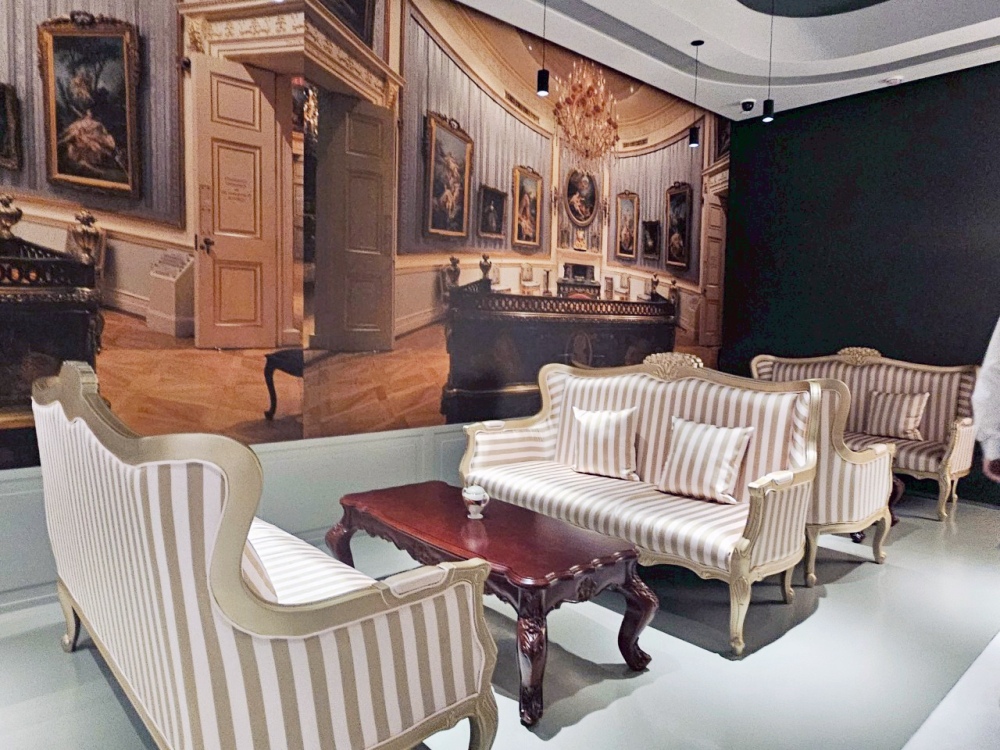 2025 澳門旅遊美食餐廳推薦，到「Vivienne Westwood Cafe」來場英倫下午茶！必點西太后土星鬆餅、LOGO經典蘇格蘭紋主題咖啡