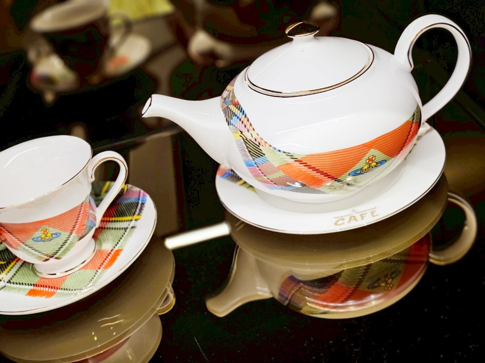 2025 澳門旅遊美食餐廳推薦，到「Vivienne Westwood Cafe」來場英倫下午茶！必點西太后土星鬆餅、LOGO經典蘇格蘭紋主題咖啡