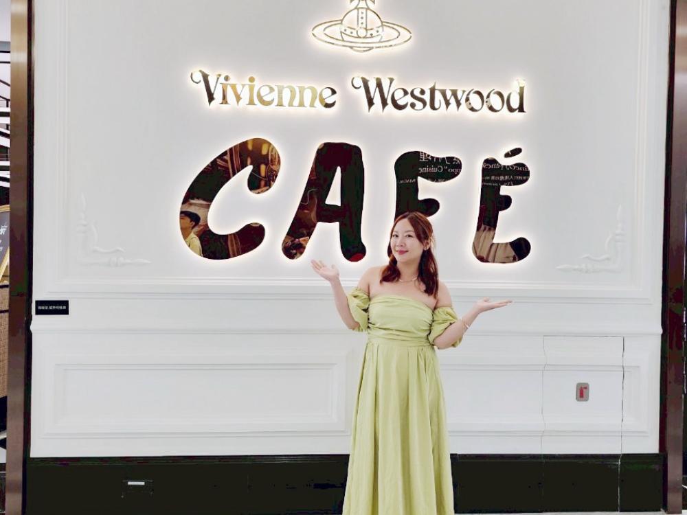 2025 澳門旅遊美食餐廳推薦，到「Vivienne Westwood Cafe」來場英倫下午茶！必點西太后土星鬆餅、LOGO經典蘇格蘭紋主題咖啡