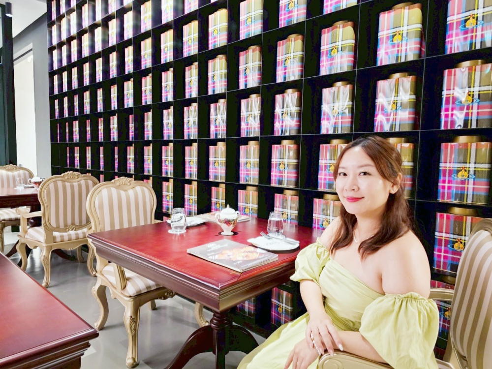 2025 澳門旅遊美食餐廳推薦，到「Vivienne Westwood Cafe」來場英倫下午茶！必點西太后土星鬆餅、LOGO經典蘇格蘭紋主題咖啡