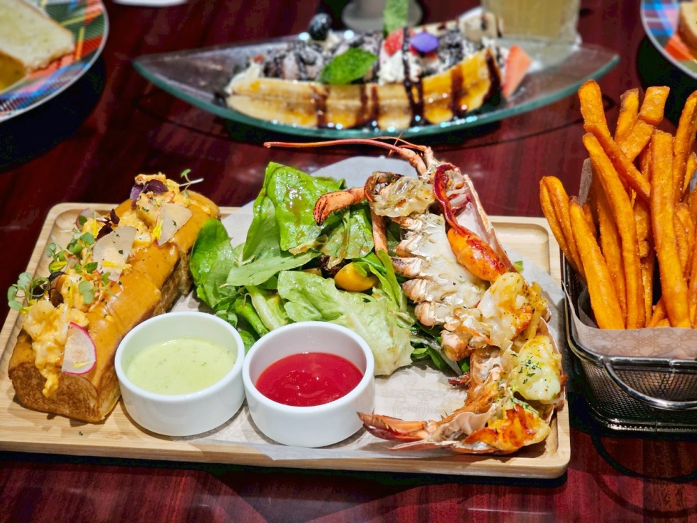 2025 澳門旅遊美食餐廳推薦，到「Vivienne Westwood Cafe」來場英倫下午茶！必點西太后土星鬆餅、LOGO經典蘇格蘭紋主題咖啡