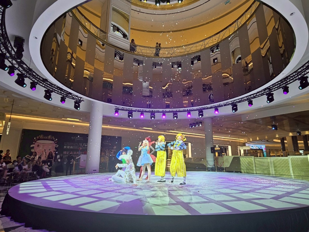 2025 澳門暑假限定旅遊行程｜ 上葡京綜合度假村 看「愛麗絲夢遊澳門上葡京」芭蕾舞秀，跟著白兔先生進入愛麗絲的奇幻世界～超可愛主題讓你拍不完～