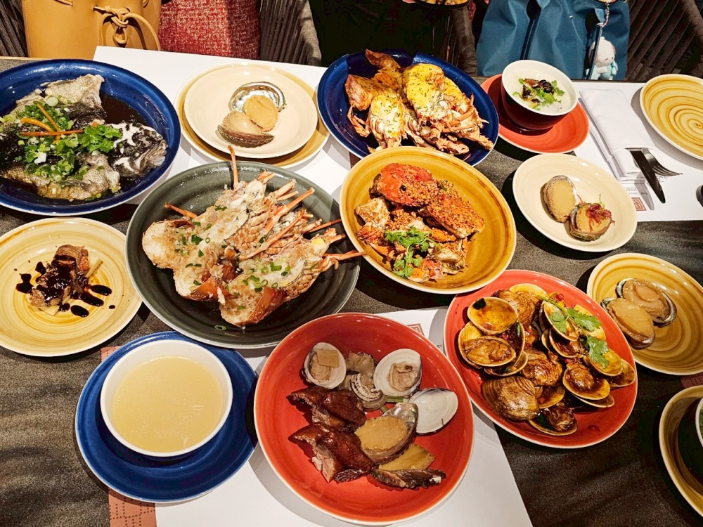 2025 澳門吃到飽推薦 ｜ 上葡京酒店「自助山」buffet，龍蝦海鮮筍殼魚任你吃，加價還有榴蓮專區，5種榴槤口味還有現剖貓山王任你吃～