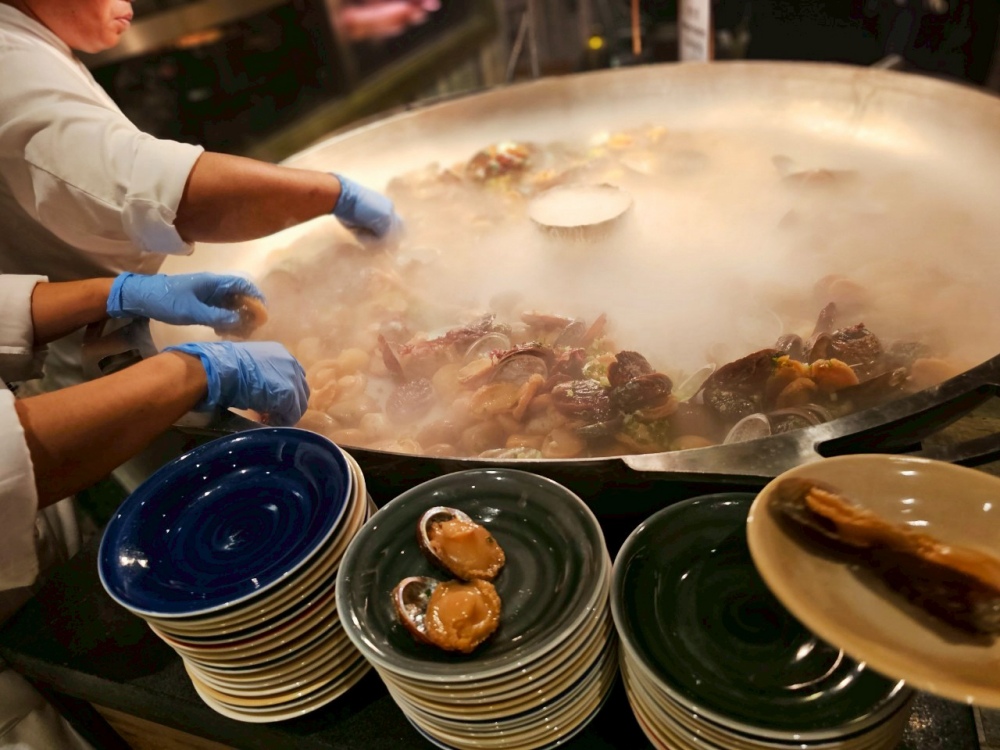 2025 澳門吃到飽推薦 ｜ 上葡京酒店「自助山」buffet，龍蝦海鮮筍殼魚任你吃，加價還有榴蓮專區，5種榴槤口味還有現剖貓山王任你吃～