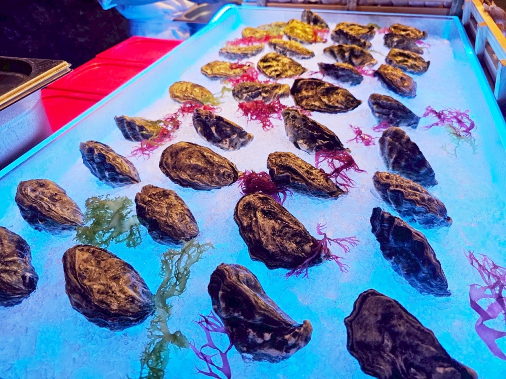2025 澳門吃到飽推薦 ｜ 上葡京酒店「自助山」buffet，龍蝦海鮮筍殼魚任你吃，加價還有榴蓮專區，5種榴槤口味還有現剖貓山王任你吃～