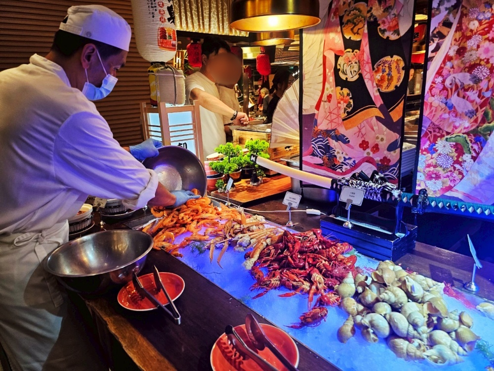 2025 澳門吃到飽推薦 ｜ 上葡京酒店「自助山」buffet，龍蝦海鮮筍殼魚任你吃，加價還有榴蓮專區，5種榴槤口味還有現剖貓山王任你吃～