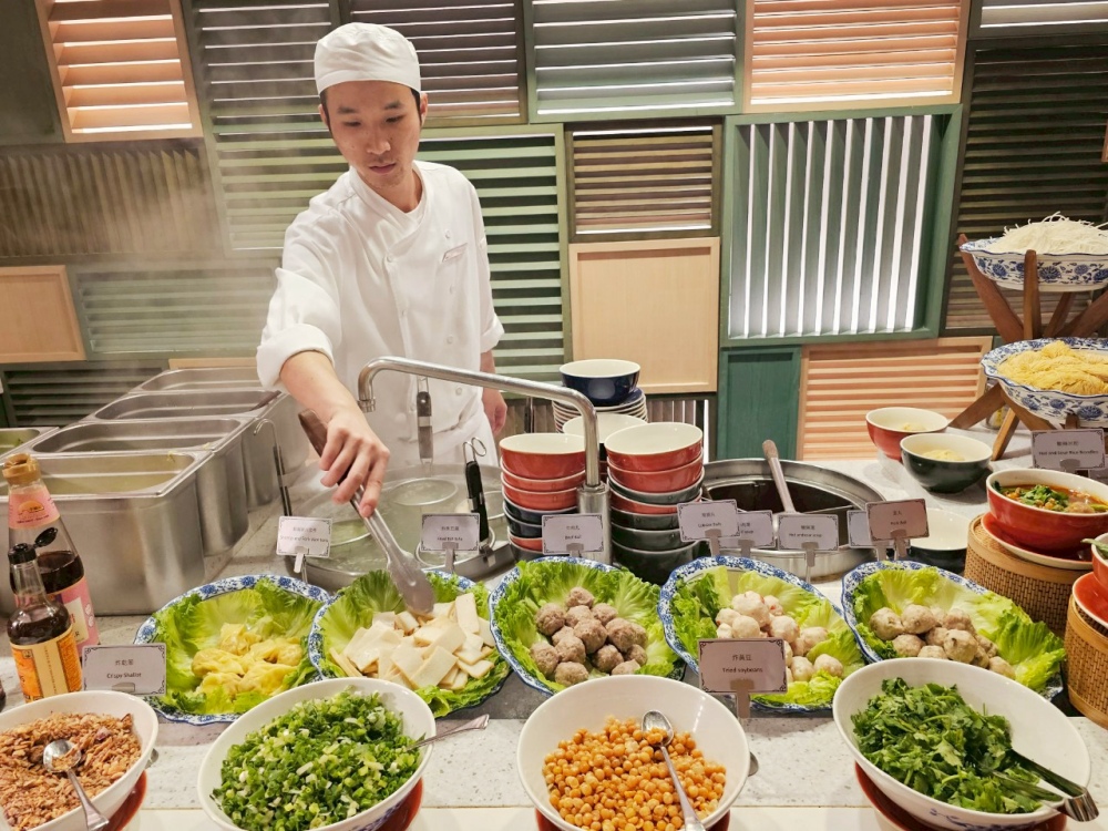 2025 澳門吃到飽推薦 ｜ 上葡京酒店「自助山」buffet，龍蝦海鮮筍殼魚任你吃，加價還有榴蓮專區，5種榴槤口味還有現剖貓山王任你吃～