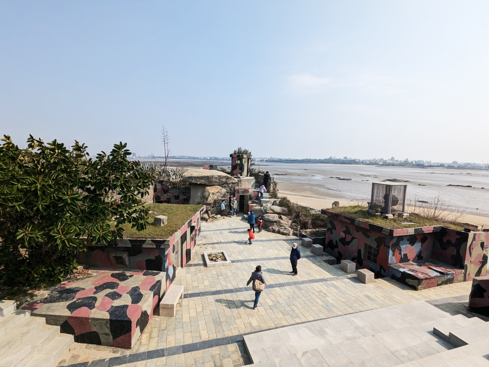 金門建功嶼夕陽美景免費景點，「金門的摩西分海」走在海上步道和牡蠣人裝置藝術拍美照，還有鱟與招潮蟹濕地生態