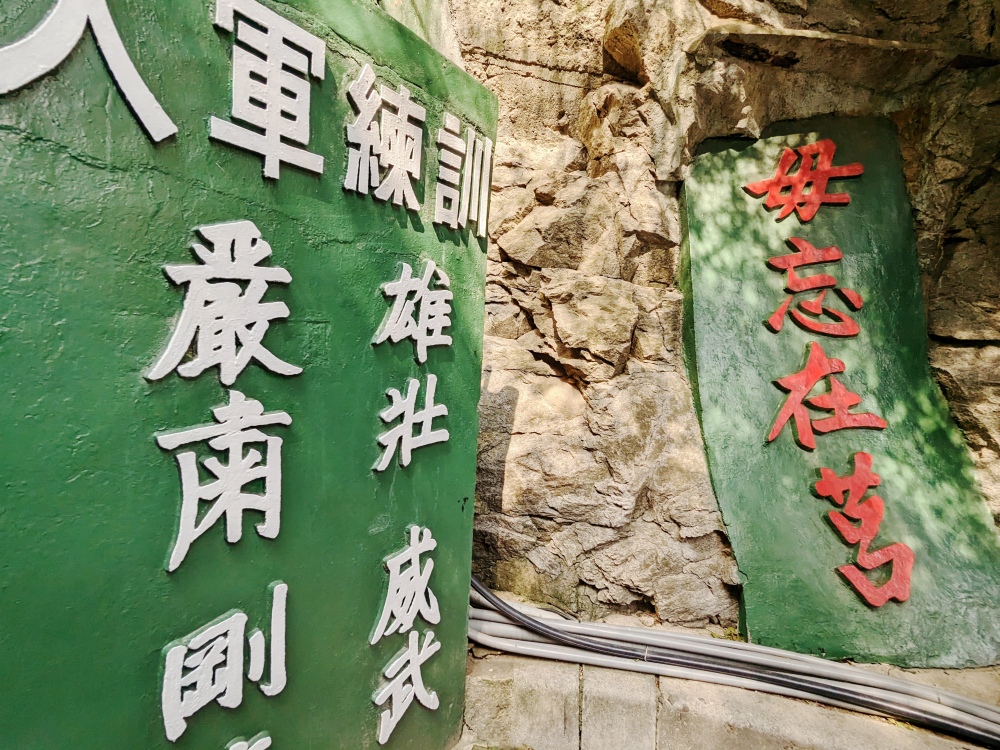2025 金門旅遊景點推薦，最具代表性坑道「翟山坑道」 水上坑道探險有趣又好拍  每年秋季還有坑道音樂會！
