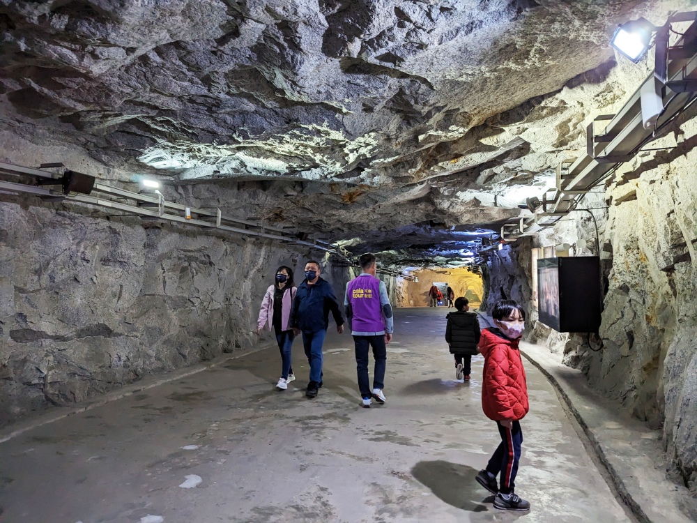 2025 金門旅遊景點推薦，最具代表性坑道「翟山坑道」 水上坑道探險有趣又好拍  每年秋季還有坑道音樂會！