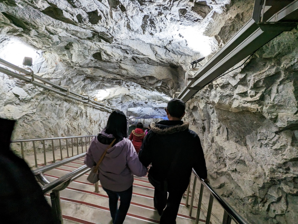 2025 金門旅遊景點推薦，最具代表性坑道「翟山坑道」 水上坑道探險有趣又好拍  每年秋季還有坑道音樂會！