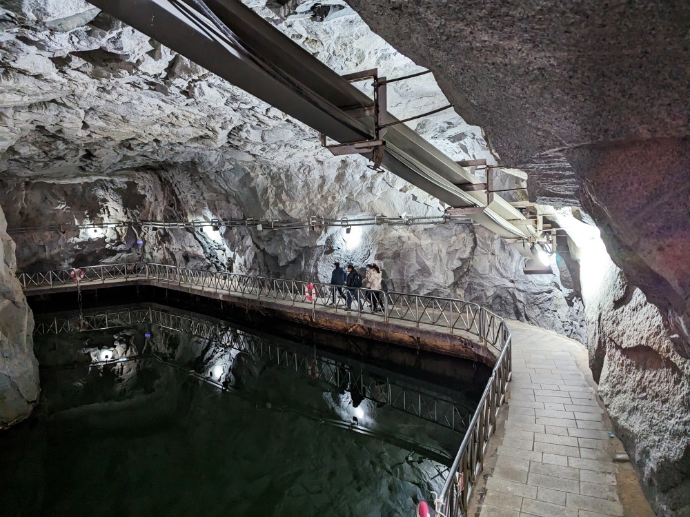 2025 金門旅遊景點推薦，最具代表性坑道「翟山坑道」 水上坑道探險有趣又好拍  每年秋季還有坑道音樂會！