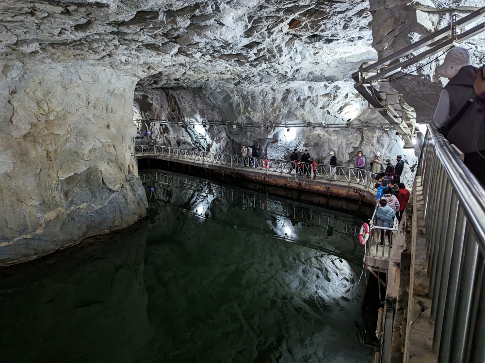 2025 金門旅遊景點推薦，最具代表性坑道「翟山坑道」 水上坑道探險有趣又好拍  每年秋季還有坑道音樂會！