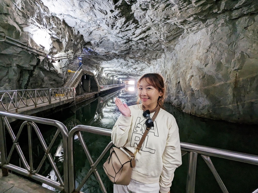 2025 金門旅遊景點推薦，最具代表性坑道「翟山坑道」 水上坑道探險有趣又好拍  每年秋季還有坑道音樂會！