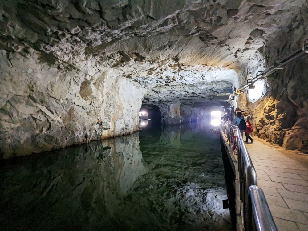 2025 金門旅遊景點推薦，最具代表性坑道「翟山坑道」 水上坑道探險有趣又好拍  每年秋季還有坑道音樂會！