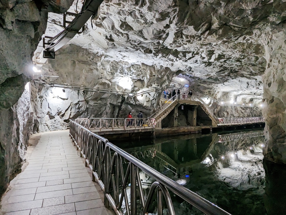 2025 金門旅遊景點推薦，最具代表性坑道「翟山坑道」 水上坑道探險有趣又好拍  每年秋季還有坑道音樂會！
