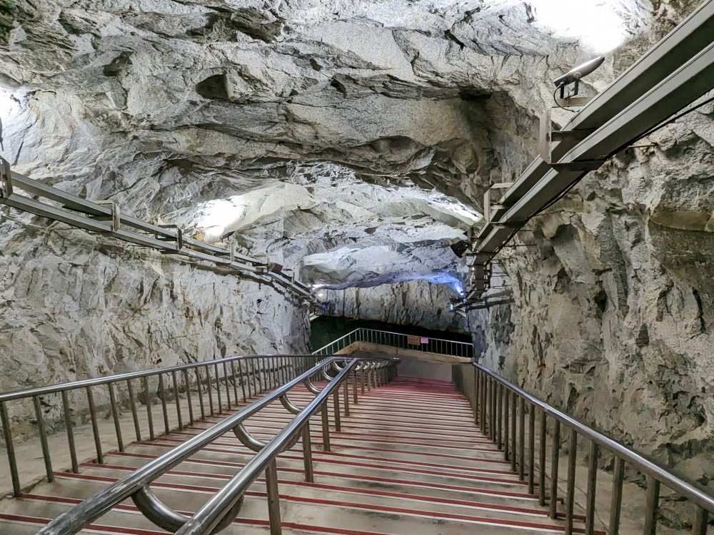 2025 金門旅遊景點推薦，最具代表性坑道「翟山坑道」 水上坑道探險有趣又好拍  每年秋季還有坑道音樂會！