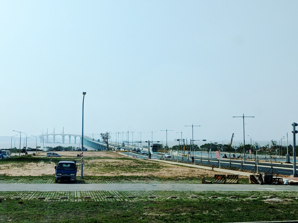 小金門烈嶼景點，海上的「九宮坑道」(又稱四維坑道) ，居然還有間醫院，還有蠟像重現歷史畫面