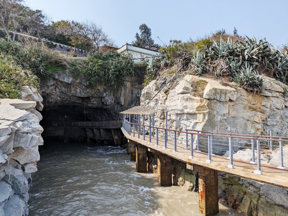 小金門烈嶼景點，海上的「九宮坑道」(又稱四維坑道) ，居然還有間醫院，還有蠟像重現歷史畫面