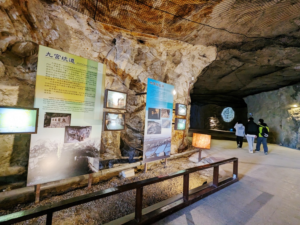 小金門烈嶼景點，海上的「九宮坑道」(又稱四維坑道) ，居然還有間醫院，還有蠟像重現歷史畫面