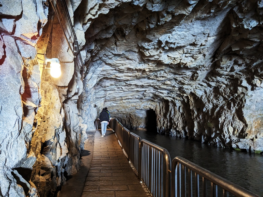 小金門烈嶼景點，海上的「九宮坑道」(又稱四維坑道) ，居然還有間醫院，還有蠟像重現歷史畫面