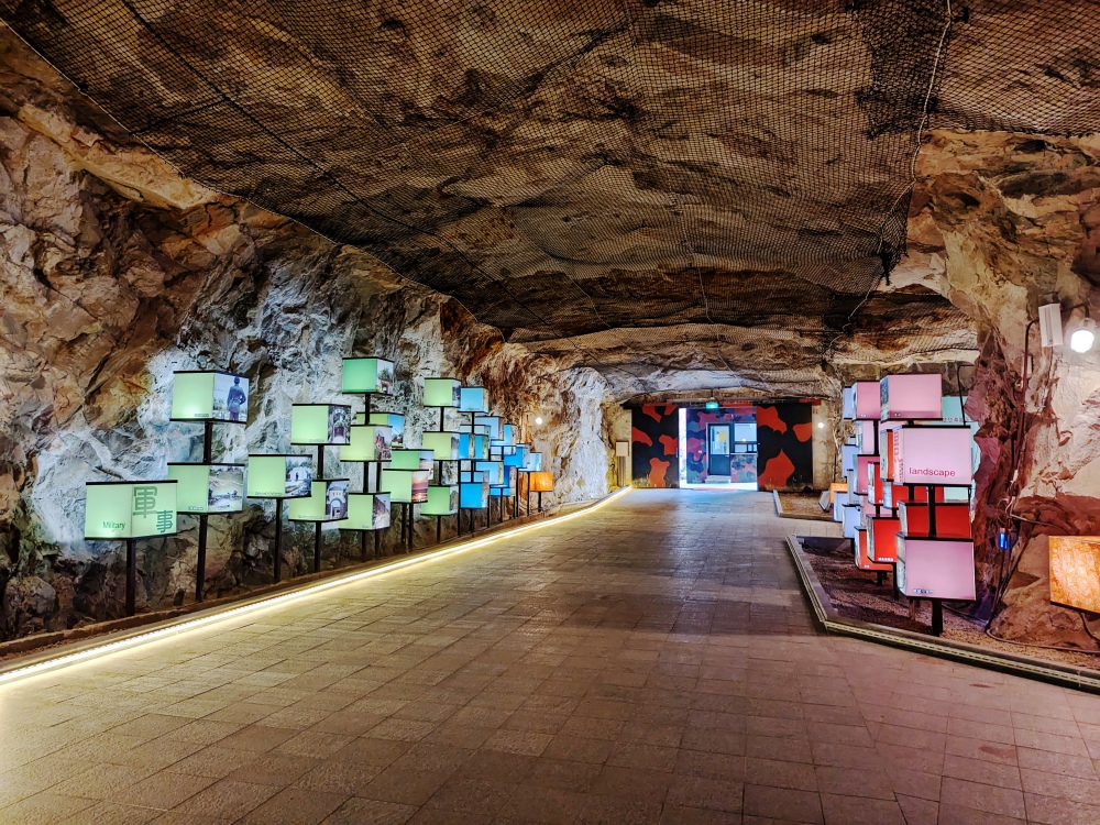 小金門烈嶼景點，海上的「九宮坑道」(又稱四維坑道) ，居然還有間醫院，還有蠟像重現歷史畫面