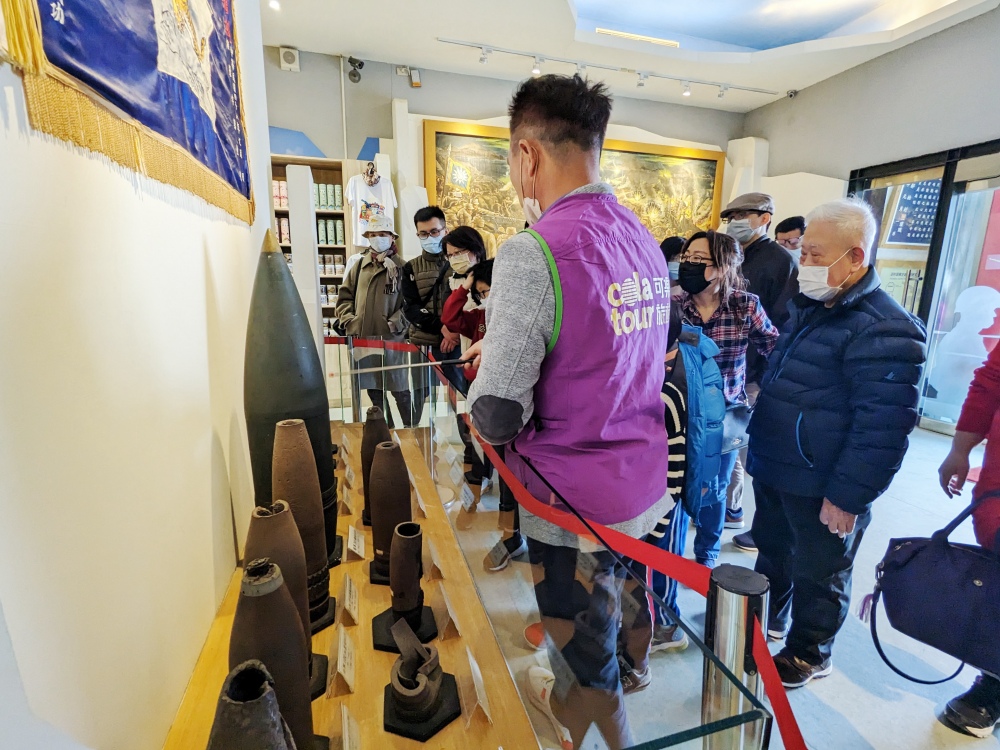 2025 小金門烈嶼旅遊景點推薦 「湖井頭戰史館」免費參觀、互動遊戲好玩，高倍數望遠鏡眺望廈門