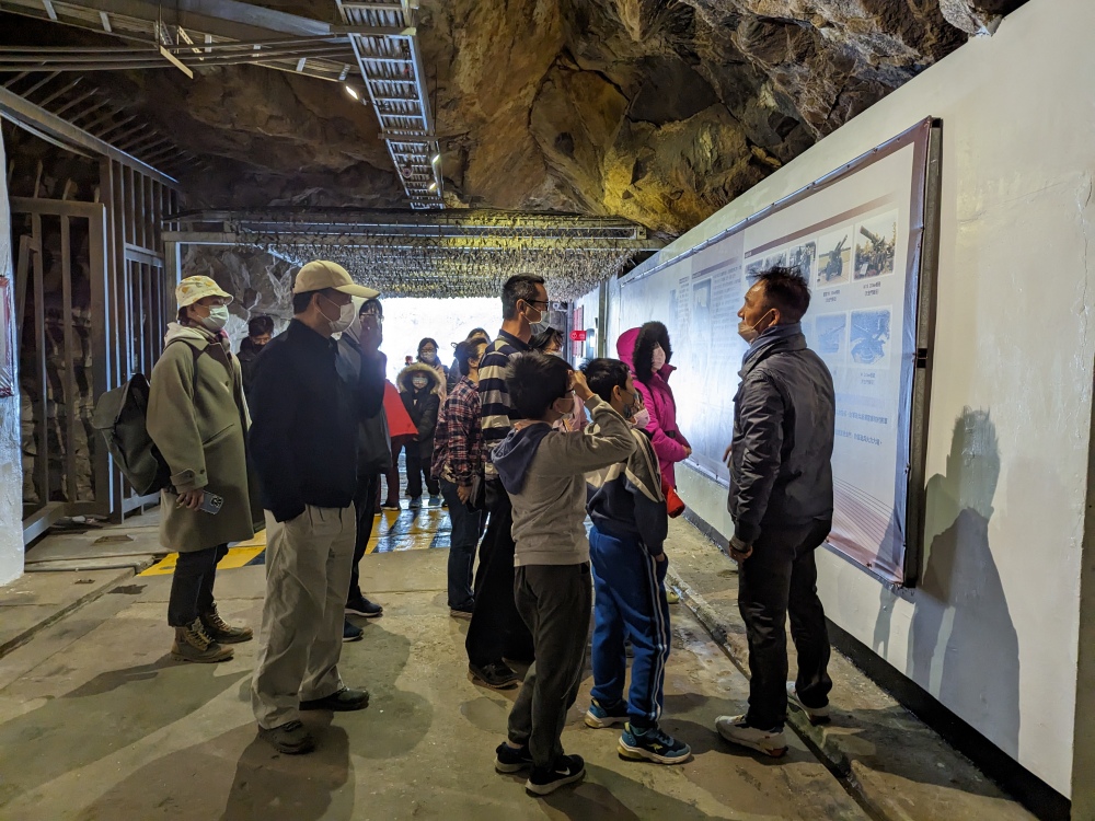 2025 金門旅遊免費景點推薦 「獅山砲陣地」必看阿兵哥砲操的沈浸式旅遊!而且坑道好涼爽避暑好地方 2025 金門旅遊免費景點推薦 「獅山砲陣地」必看阿兵哥砲操的沈浸式旅遊!而且坑道好涼爽避暑好地方
