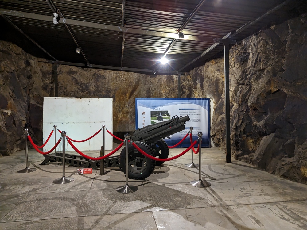 2025 金門旅遊免費景點推薦 「獅山砲陣地」必看阿兵哥砲操的沈浸式旅遊!而且坑道好涼爽避暑好地方 2025 金門旅遊免費景點推薦 「獅山砲陣地」必看阿兵哥砲操的沈浸式旅遊!而且坑道好涼爽避暑好地方
