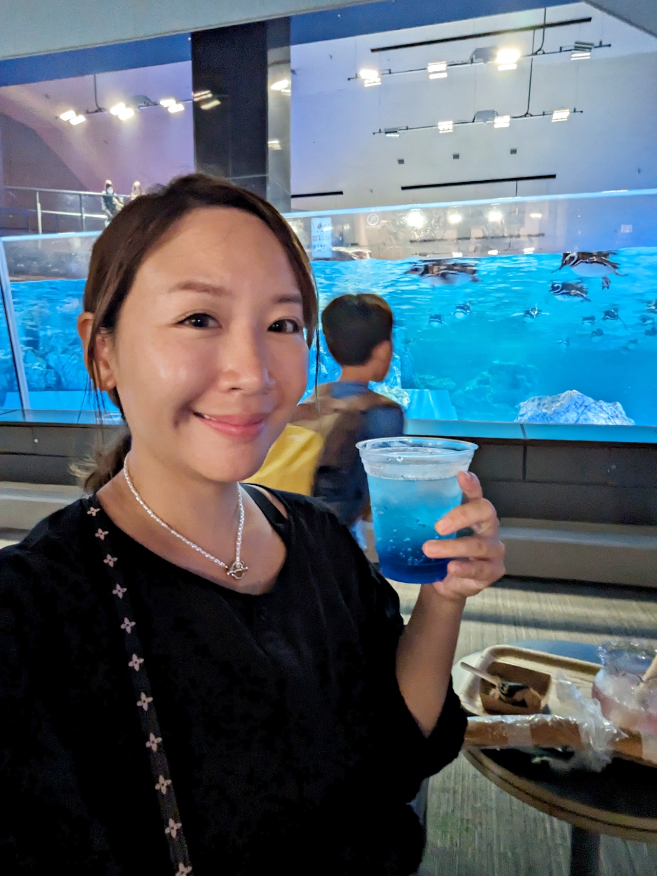 墨田水族館懶人攻略！咖啡廳、優惠門票及停留時間分享，在晴空塔內看療癒水母及小企鵝散步，東京室內親子景點推薦
