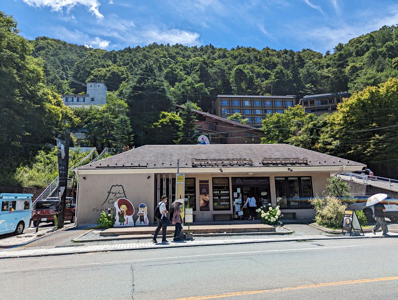 日本河口湖伴手禮推薦Fujiyama Cookie 餅乾店，可愛繽紛的富士山餅乾連日本明星也很愛，就在「天上山公園纜車」旁