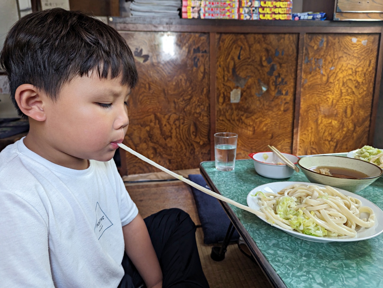 河口湖必吃美食，櫻井烏龍麵在地人推薦！親子友善昭和風老店，超多漫畫家來朝聖的