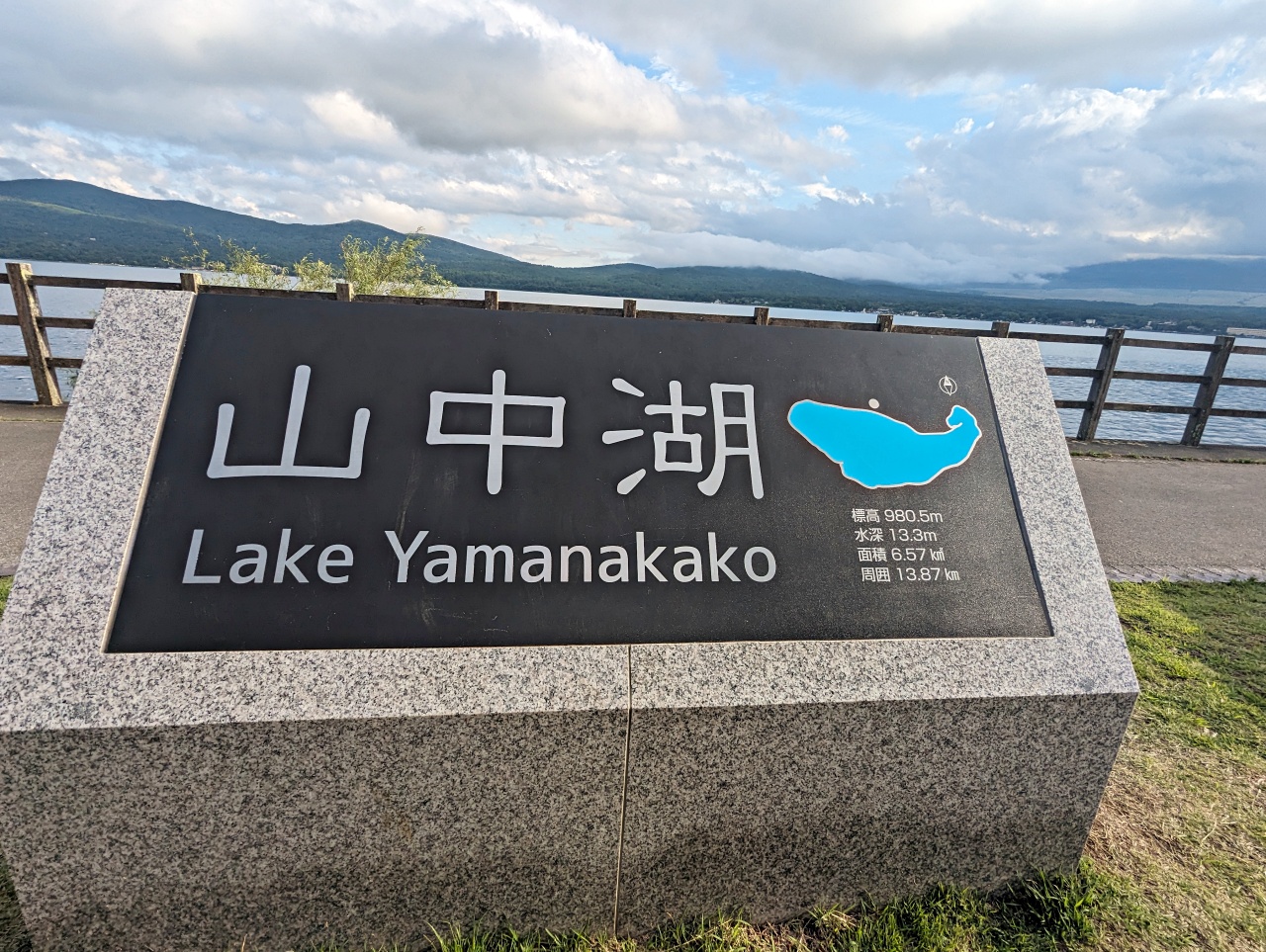 日本河口湖景點，山中湖花之都公園、長池親水公園，粉蝶花與紫藤花海拍美照