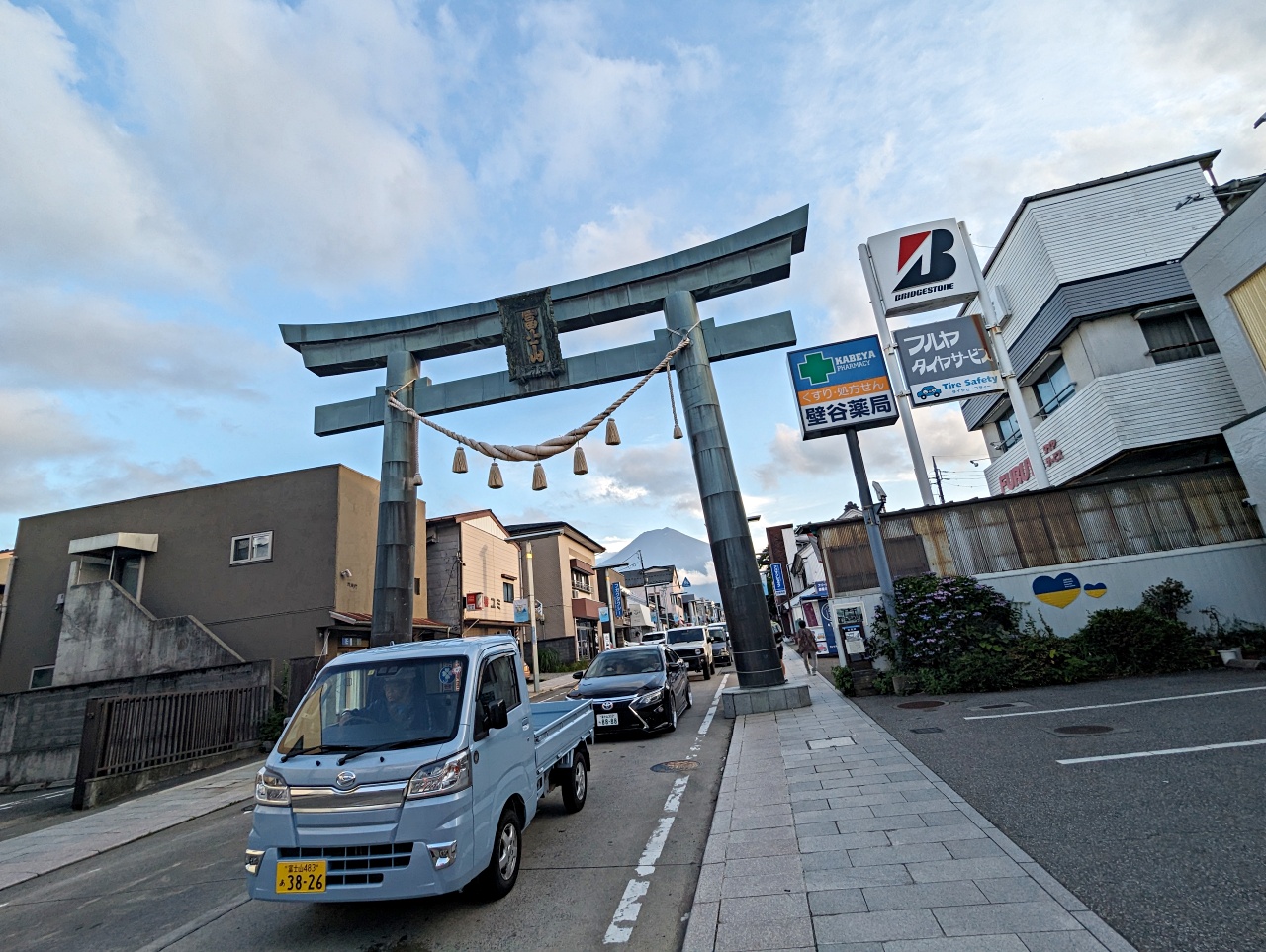 河口湖免費景點｜IG網美最愛打卡富士山老街～必去吉田本町商店街＆順遊金鳥居，拍出昭和風美照
