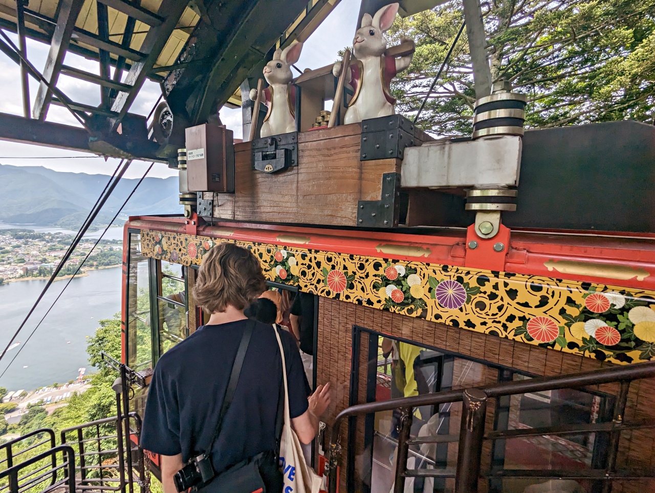 河口湖天上山纜車怎麼玩? 3分鐘纜車上山輕鬆賞富士山景，網美鞦韆、兔子神社太好拍！分享門票優惠、免排隊方法、停留時間