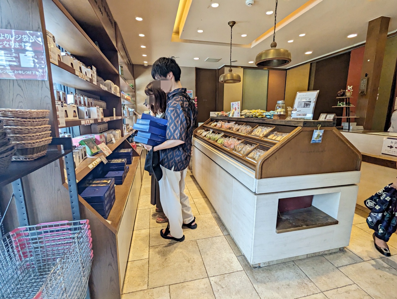日本河口湖伴手禮推薦Fujiyama Cookie 餅乾店，可愛繽紛的富士山餅乾連日本明星也很愛，就在「天上山公園纜車」旁