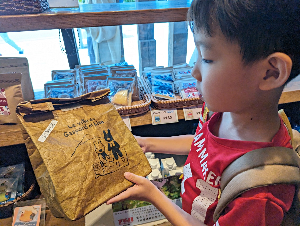 日本河口湖伴手禮推薦Fujiyama Cookie 餅乾店，可愛繽紛的富士山餅乾連日本明星也很愛，就在「天上山公園纜車」旁