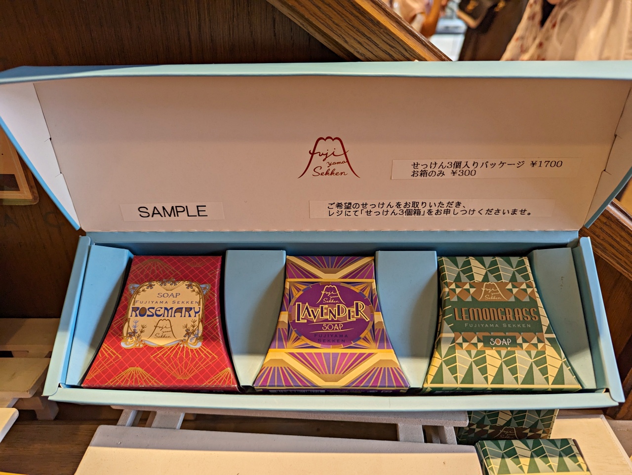 日本河口湖伴手禮推薦Fujiyama Cookie 餅乾店，可愛繽紛的富士山餅乾連日本明星也很愛，就在「天上山公園纜車」旁