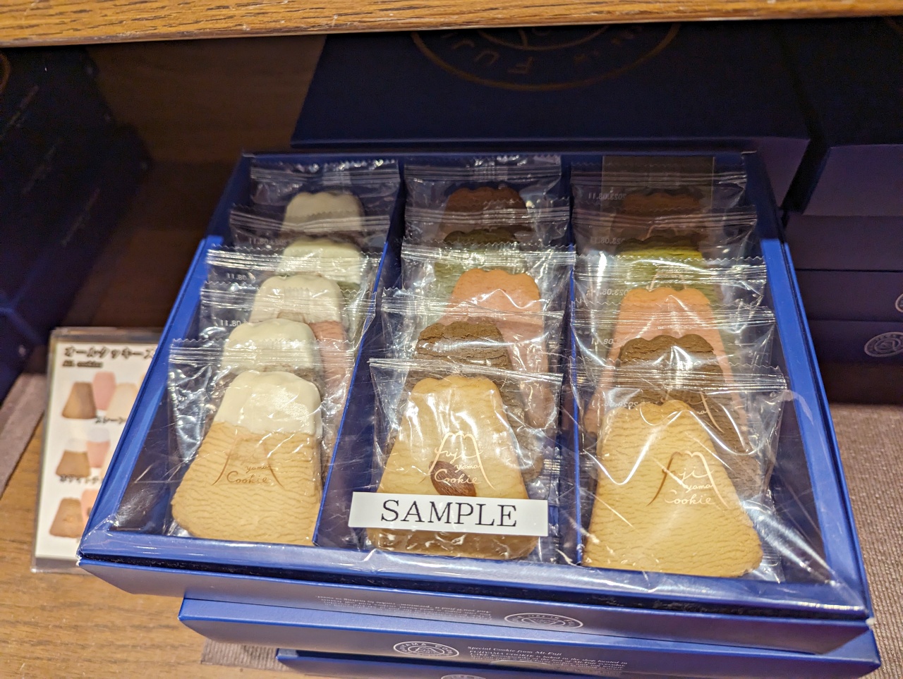 日本河口湖伴手禮推薦Fujiyama Cookie 餅乾店，可愛繽紛的富士山餅乾連日本明星也很愛，就在「天上山公園纜車」旁