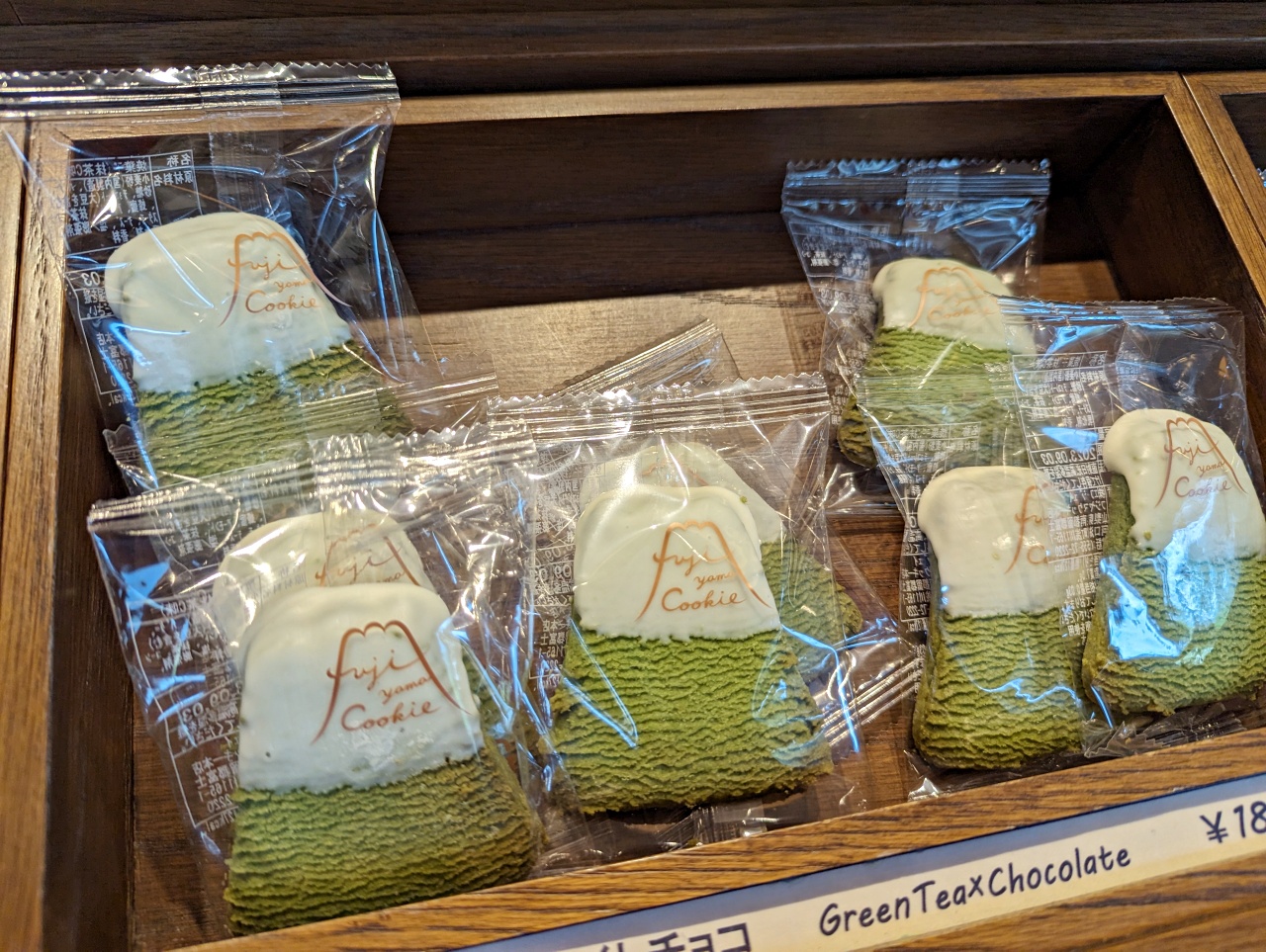 日本河口湖伴手禮推薦Fujiyama Cookie 餅乾店，可愛繽紛的富士山餅乾連日本明星也很愛，就在「天上山公園纜車」旁